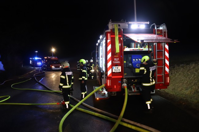 Vier Feuerwehren bei nchtlichem Brand eines Holzstapels in Neumarkt im Mhlkreis im Einsatz