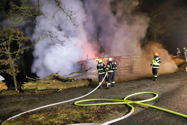 Vier Feuerwehren bei nchtlichem Brand eines Holzstapels in Neumarkt im Mhlkreis im Einsatz