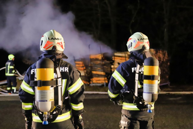 Vier Feuerwehren bei nchtlichem Brand eines Holzstapels in Neumarkt im Mhlkreis im Einsatz