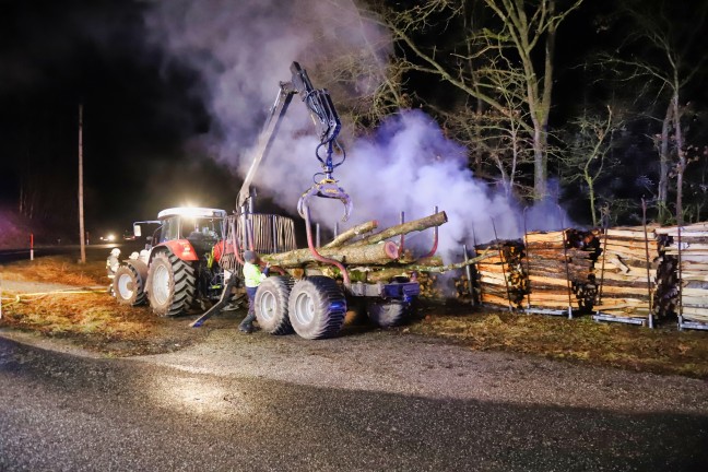 Vier Feuerwehren bei nchtlichem Brand eines Holzstapels in Neumarkt im Mhlkreis im Einsatz