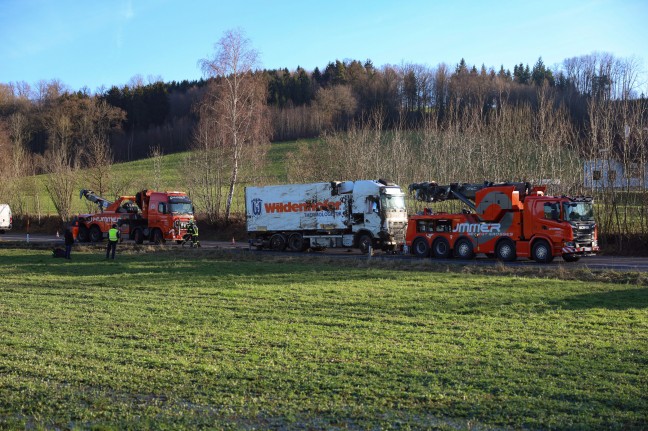 LKW auf Innviertler Strae bei Schllberg von Fahrbahn abgekommen und umgestrzt