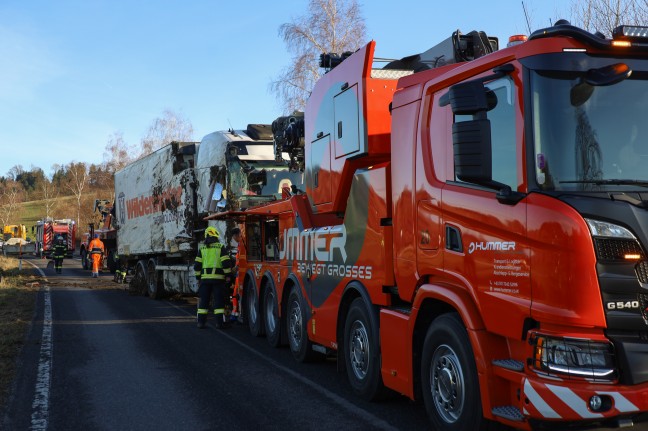 LKW auf Innviertler Strae bei Schllberg von Fahrbahn abgekommen und umgestrzt