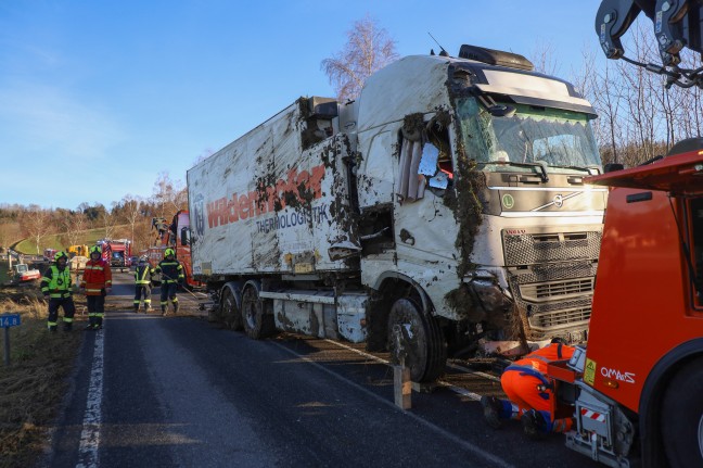 LKW auf Innviertler Strae bei Schllberg von Fahrbahn abgekommen und umgestrzt