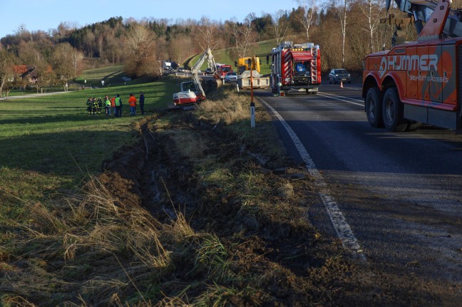 LKW auf Innviertler Strae bei Schllberg von Fahrbahn abgekommen und umgestrzt