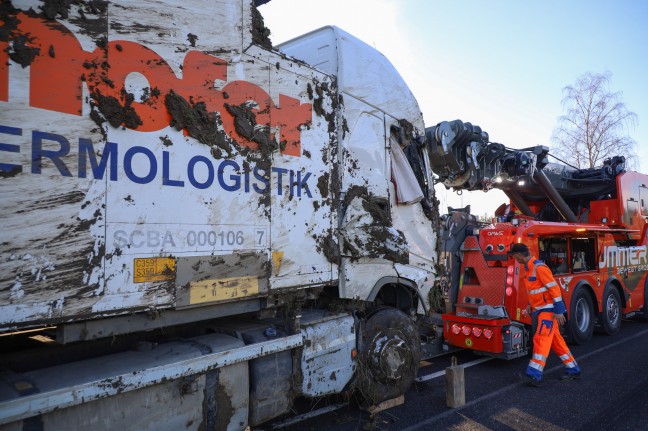 LKW auf Innviertler Strae bei Schllberg von Fahrbahn abgekommen und umgestrzt