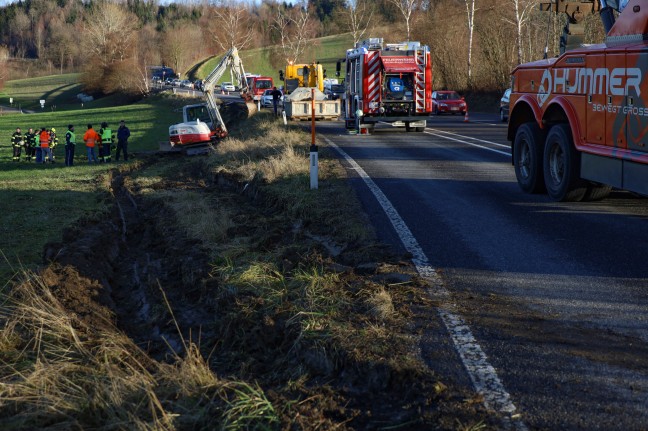 LKW auf Innviertler Strae bei Schllberg von Fahrbahn abgekommen und umgestrzt