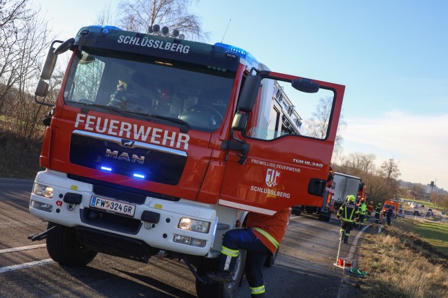 LKW auf Innviertler Strae bei Schllberg von Fahrbahn abgekommen und umgestrzt