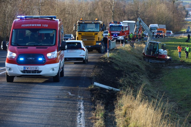 LKW auf Innviertler Strae bei Schllberg von Fahrbahn abgekommen und umgestrzt