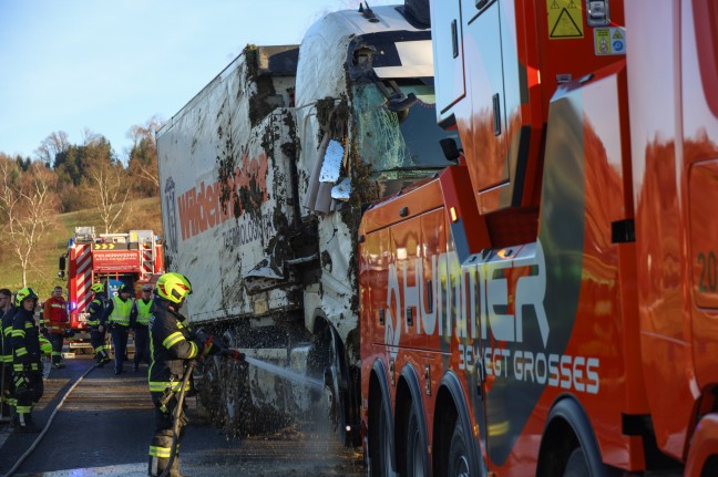 LKW auf Innviertler Strae bei Schllberg von Fahrbahn abgekommen und umgestrzt