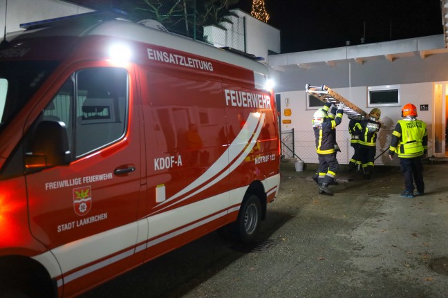 Igel in Laakirchen durch Einsatzkrfte der Feuerwehr aus Lichtschacht einer Wohnanlage gerettet