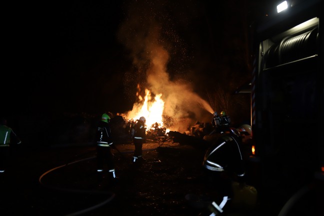 Erneut brennender Holzsto: Zwei Feuerwehren bei nchtlichem Brand in Steyregg im Einsatz