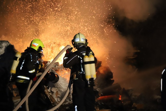 Erneut brennender Holzsto: Zwei Feuerwehren bei nchtlichem Brand in Steyregg im Einsatz