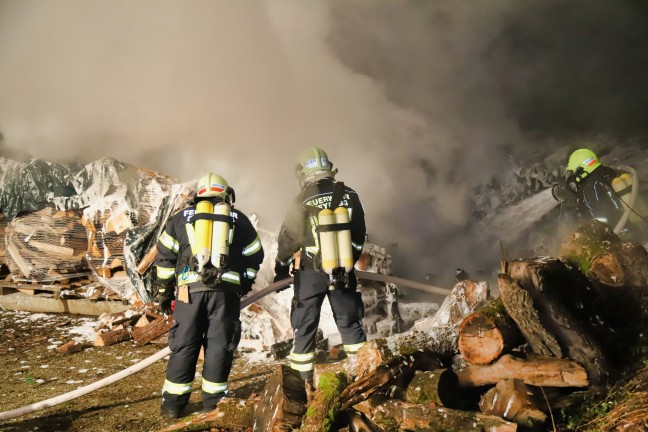 Erneut brennender Holzsto: Zwei Feuerwehren bei nchtlichem Brand in Steyregg im Einsatz