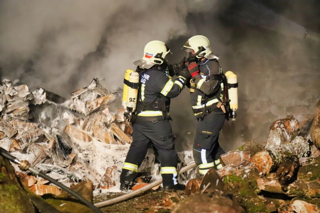 Erneut brennender Holzsto: Zwei Feuerwehren bei nchtlichem Brand in Steyregg im Einsatz