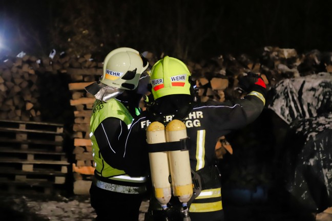 Erneut brennender Holzsto: Zwei Feuerwehren bei nchtlichem Brand in Steyregg im Einsatz