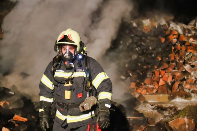 Erneut brennender Holzsto: Zwei Feuerwehren bei nchtlichem Brand in Steyregg im Einsatz