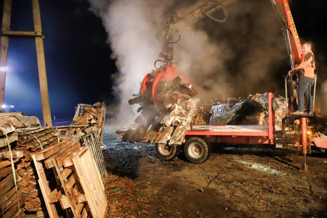 Erneut brennender Holzsto: Zwei Feuerwehren bei nchtlichem Brand in Steyregg im Einsatz