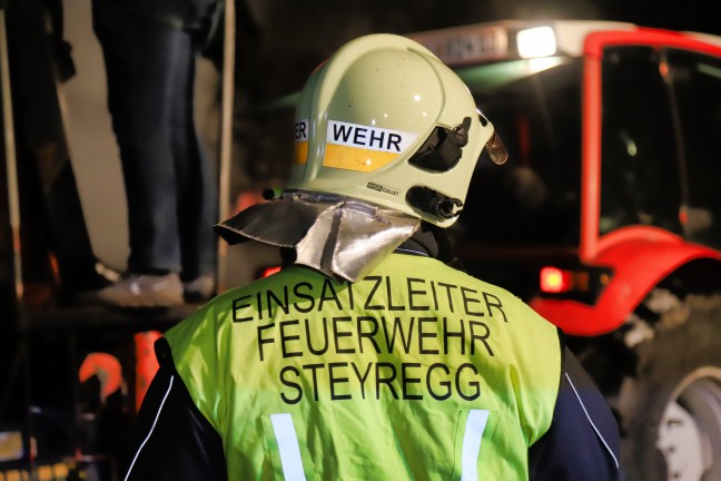 Erneut brennender Holzsto: Zwei Feuerwehren bei nchtlichem Brand in Steyregg im Einsatz