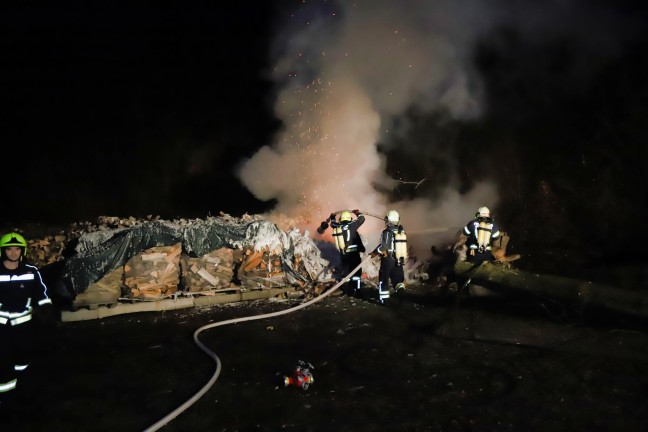 Erneut brennender Holzsto: Zwei Feuerwehren bei nchtlichem Brand in Steyregg im Einsatz