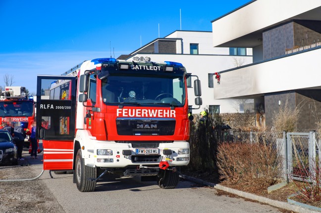 "Gefilmt statt gelscht": Brand eines Adventkranzes in Sattledt greift von Terrasse auf Gebude ber