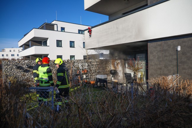 "Gefilmt statt gelscht": Brand eines Adventkranzes in Sattledt greift von Terrasse auf Gebude ber