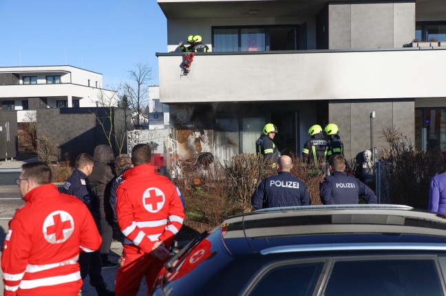 "Gefilmt statt gelscht": Brand eines Adventkranzes in Sattledt greift von Terrasse auf Gebude ber