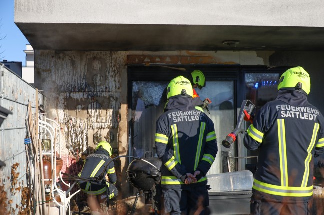 "Gefilmt statt gelscht": Brand eines Adventkranzes in Sattledt greift von Terrasse auf Gebude ber