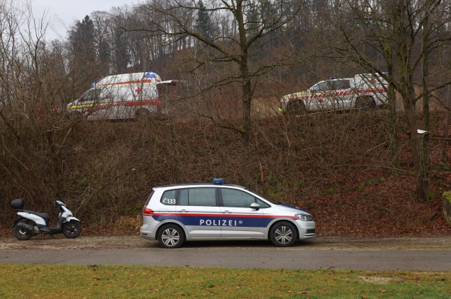 Spektakulre Lebensrettung in Wels-Pernau: Bergretter rettet reglos treibenden Mann aus der Traun