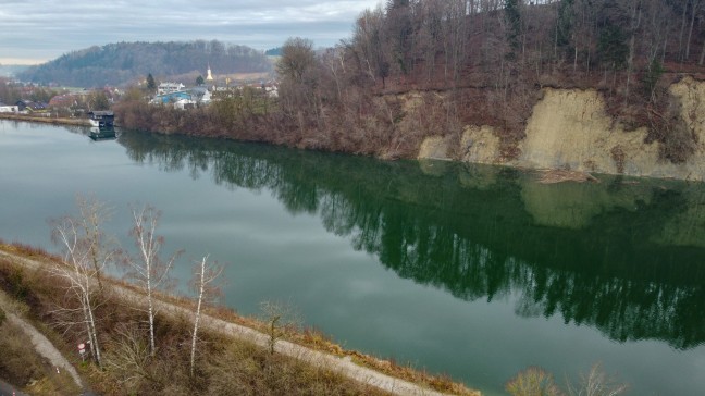 Spektakulre Lebensrettung in Wels-Pernau: Bergretter rettet reglos treibenden Mann aus der Traun