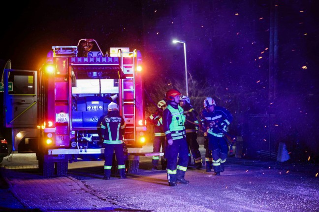 Heckenbrand durch Feuerwerkskrper bei einem Wohnhaus in Mattighofen