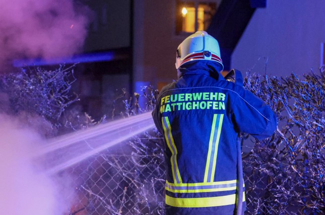 Heckenbrand durch Feuerwerkskrper bei einem Wohnhaus in Mattighofen