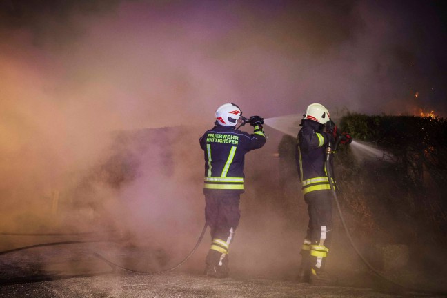 Heckenbrand durch Feuerwerkskrper bei einem Wohnhaus in Mattighofen