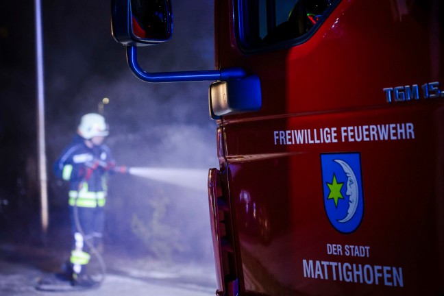 Heckenbrand durch Feuerwerkskrper bei einem Wohnhaus in Mattighofen