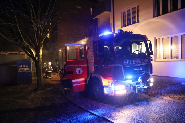 Einsatzzufahrt verbarrikadiert: Feuerwehr bei Brand zum Jahreswechsel in Wels-Neustadt stinksauer