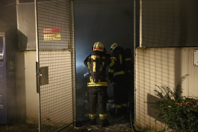 Einsatzzufahrt verbarrikadiert: Feuerwehr bei Brand zum Jahreswechsel in Wels-Neustadt stinksauer