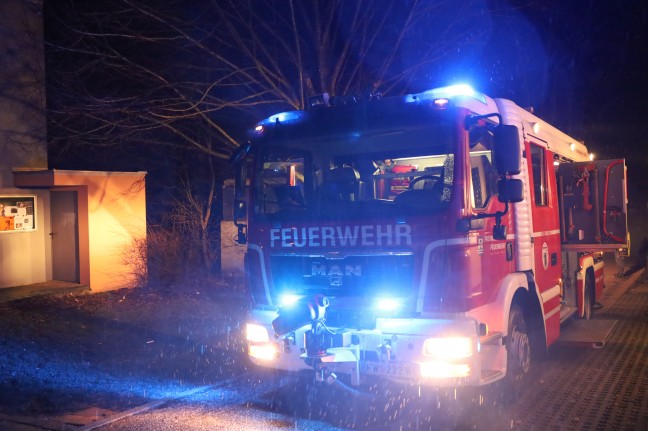 Einsatzzufahrt verbarrikadiert: Feuerwehr bei Brand zum Jahreswechsel in Wels-Neustadt stinksauer