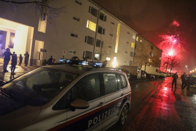 Einsatzzufahrt verbarrikadiert: Feuerwehr bei Brand zum Jahreswechsel in Wels-Neustadt stinksauer