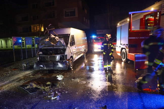 Fahrzeug gesprengt: Trotz Polizeigroaufgebot Kleintransporter in Wels-Lichtenegg schwer beschdigt