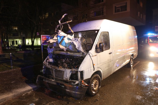 Fahrzeug gesprengt: Trotz Polizeigroaufgebot Kleintransporter in Wels-Lichtenegg schwer beschdigt