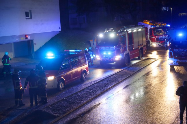 Fahrzeug gesprengt: Trotz Polizeigroaufgebot Kleintransporter in Wels-Lichtenegg schwer beschdigt