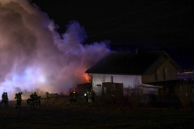 Elf Feuerwehren bei Wohnhausbrand in Niederthalheim im Einsatz