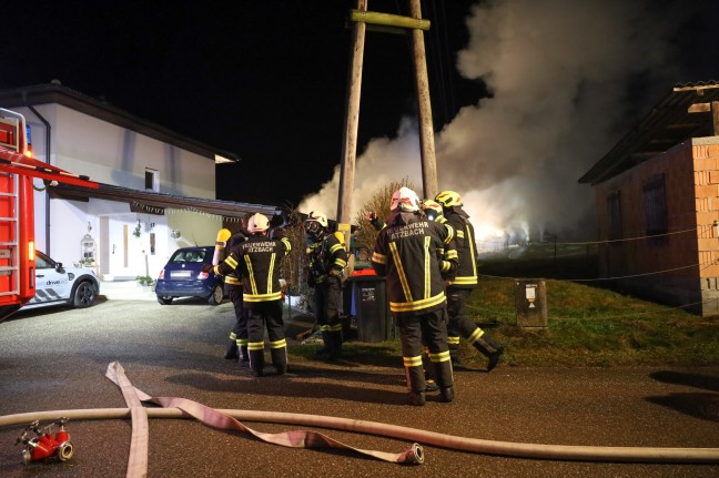 Elf Feuerwehren bei Wohnhausbrand in Niederthalheim im Einsatz