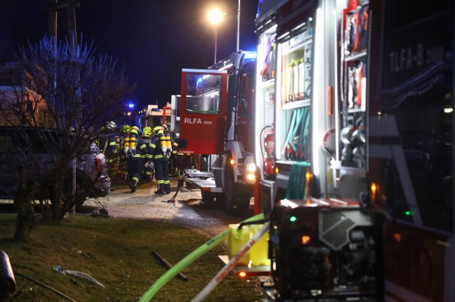 Elf Feuerwehren bei Wohnhausbrand in Niederthalheim im Einsatz