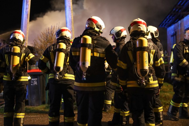 Elf Feuerwehren bei Wohnhausbrand in Niederthalheim im Einsatz