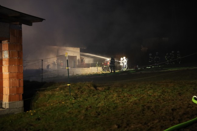 Elf Feuerwehren bei Wohnhausbrand in Niederthalheim im Einsatz