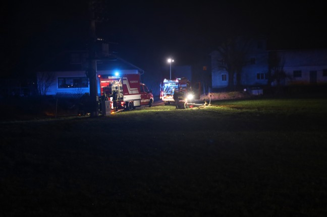 Elf Feuerwehren bei Wohnhausbrand in Niederthalheim im Einsatz