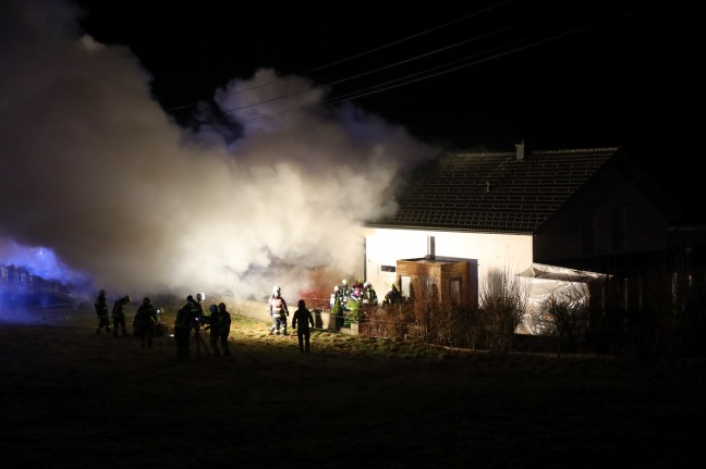 Elf Feuerwehren bei Wohnhausbrand in Niederthalheim im Einsatz