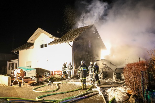 Elf Feuerwehren bei Wohnhausbrand in Niederthalheim im Einsatz