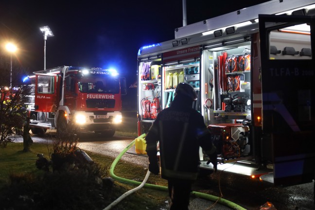 Elf Feuerwehren bei Wohnhausbrand in Niederthalheim im Einsatz