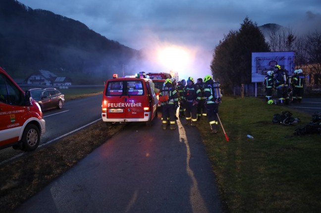 Neun Feuerwehren bei Grobrand eines Wohn- und Firmengebudes in Grnburg im Einsatz